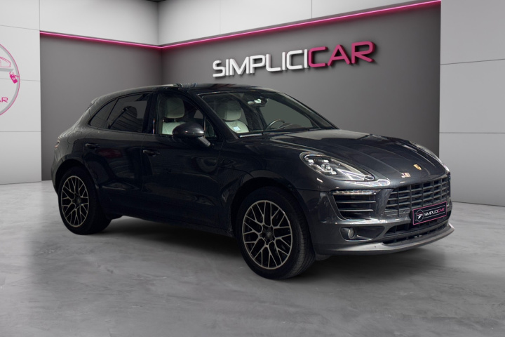 PORSCHE MACAN